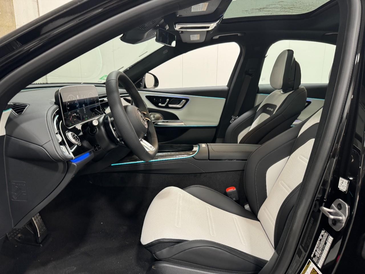 Mercedes-Benz E-Class Vehicle Full-screen Gallery Image 27