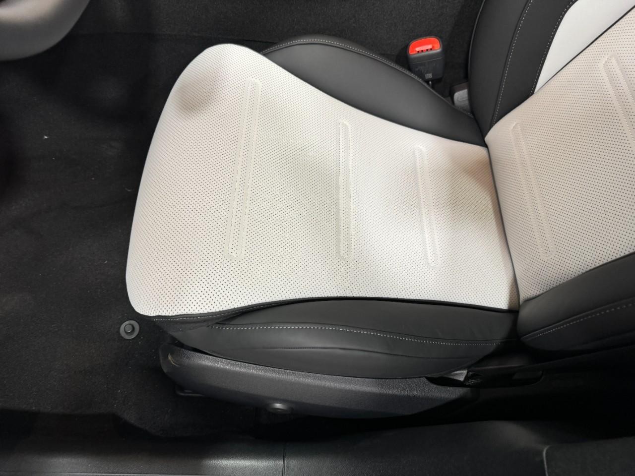 Mercedes-Benz E-Class Vehicle Full-screen Gallery Image 28