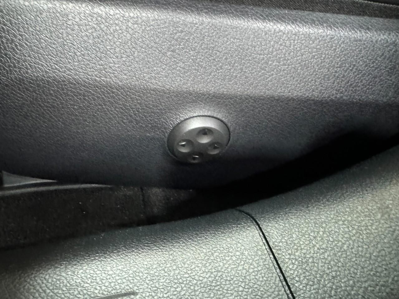 Mercedes-Benz E-Class Vehicle Full-screen Gallery Image 29