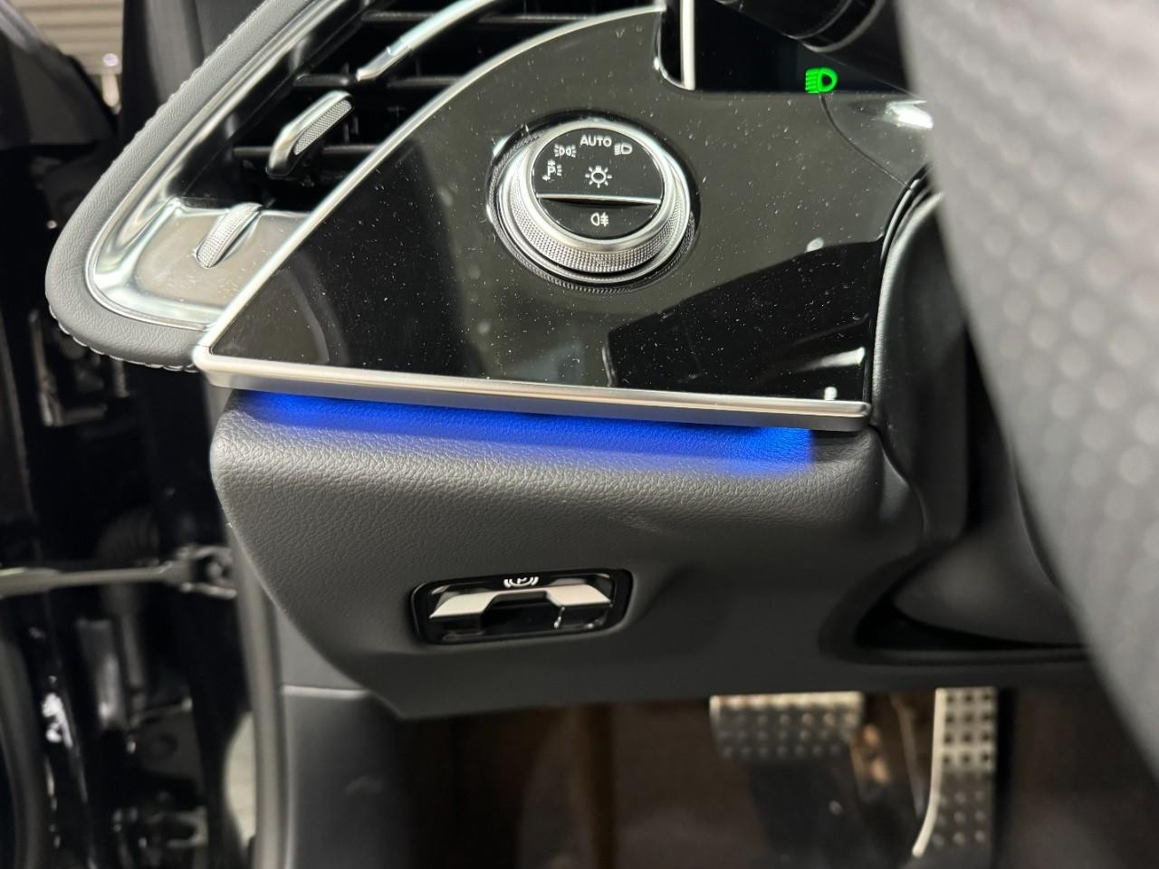 Mercedes-Benz E-Class Vehicle Full-screen Gallery Image 30