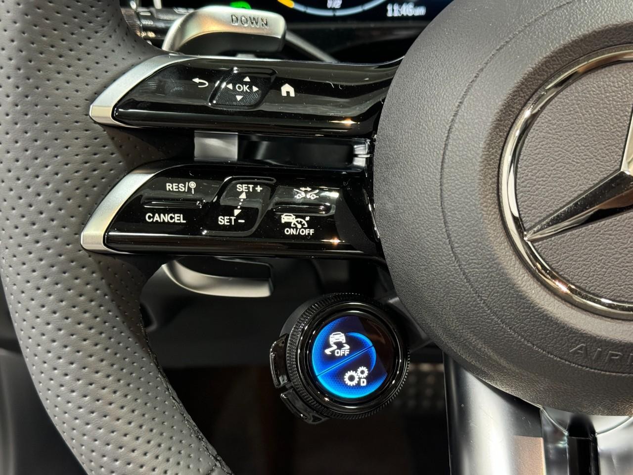 Mercedes-Benz E-Class Vehicle Full-screen Gallery Image 31