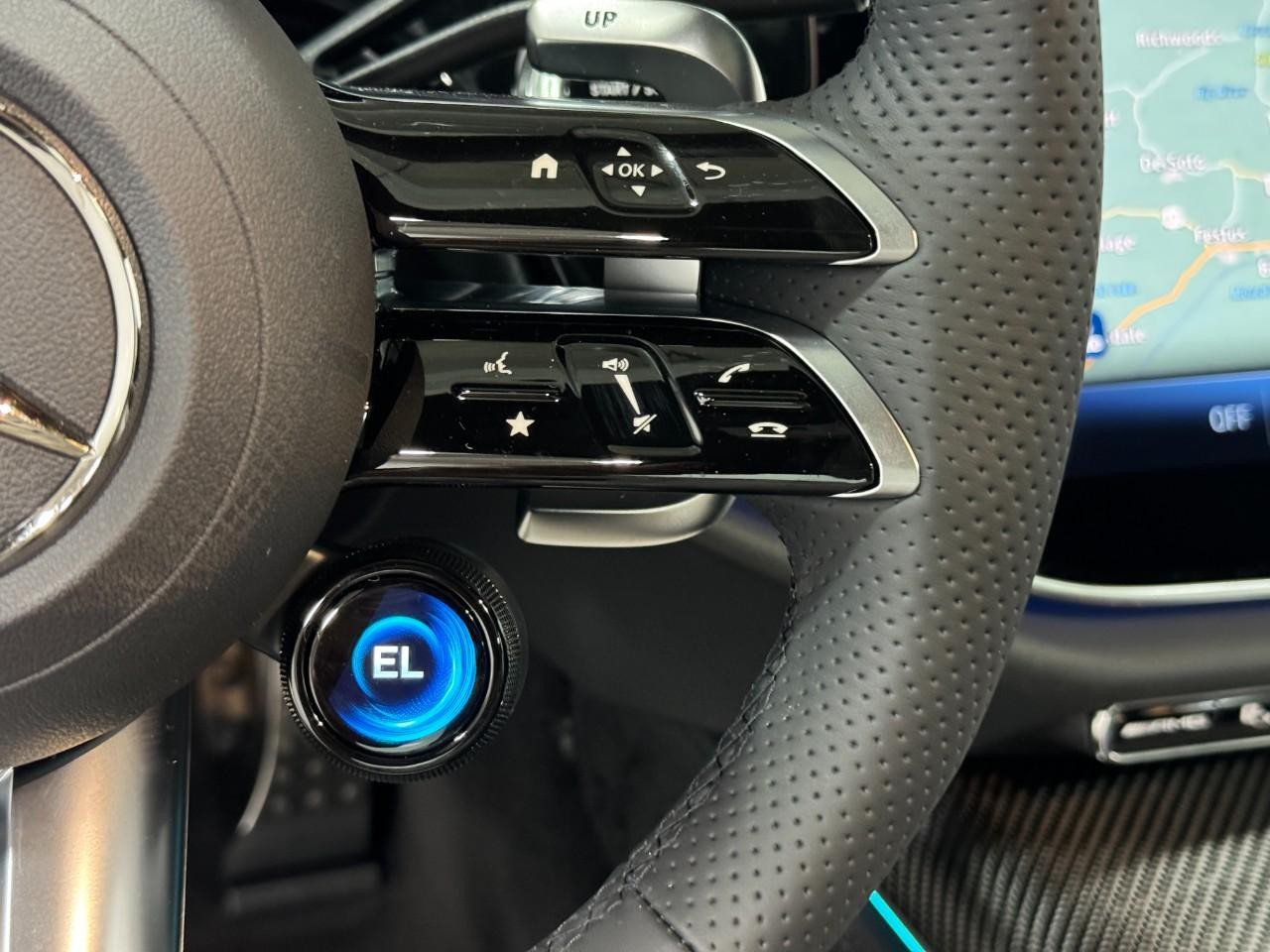 Mercedes-Benz E-Class Vehicle Full-screen Gallery Image 32