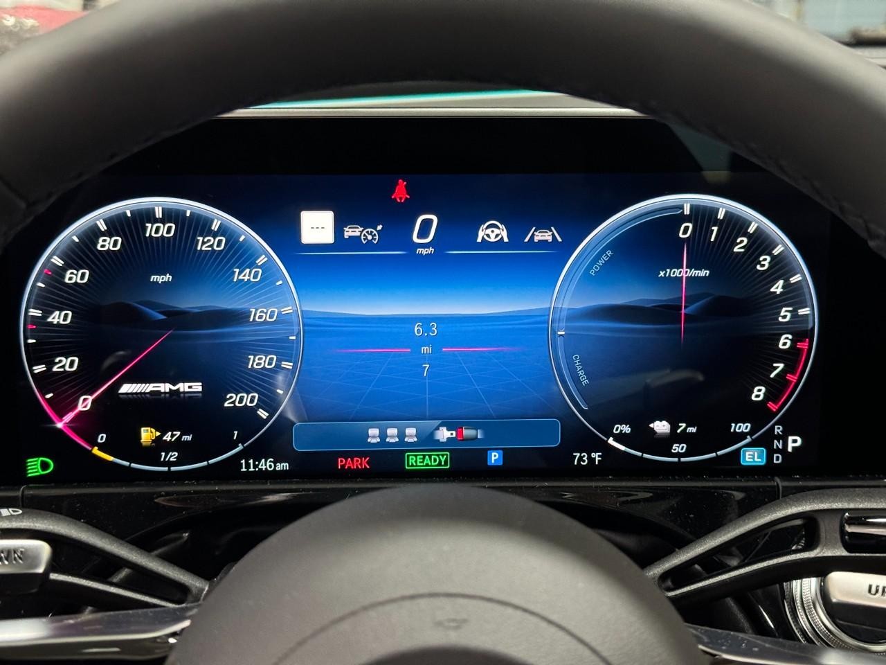 Mercedes-Benz E-Class Vehicle Full-screen Gallery Image 33