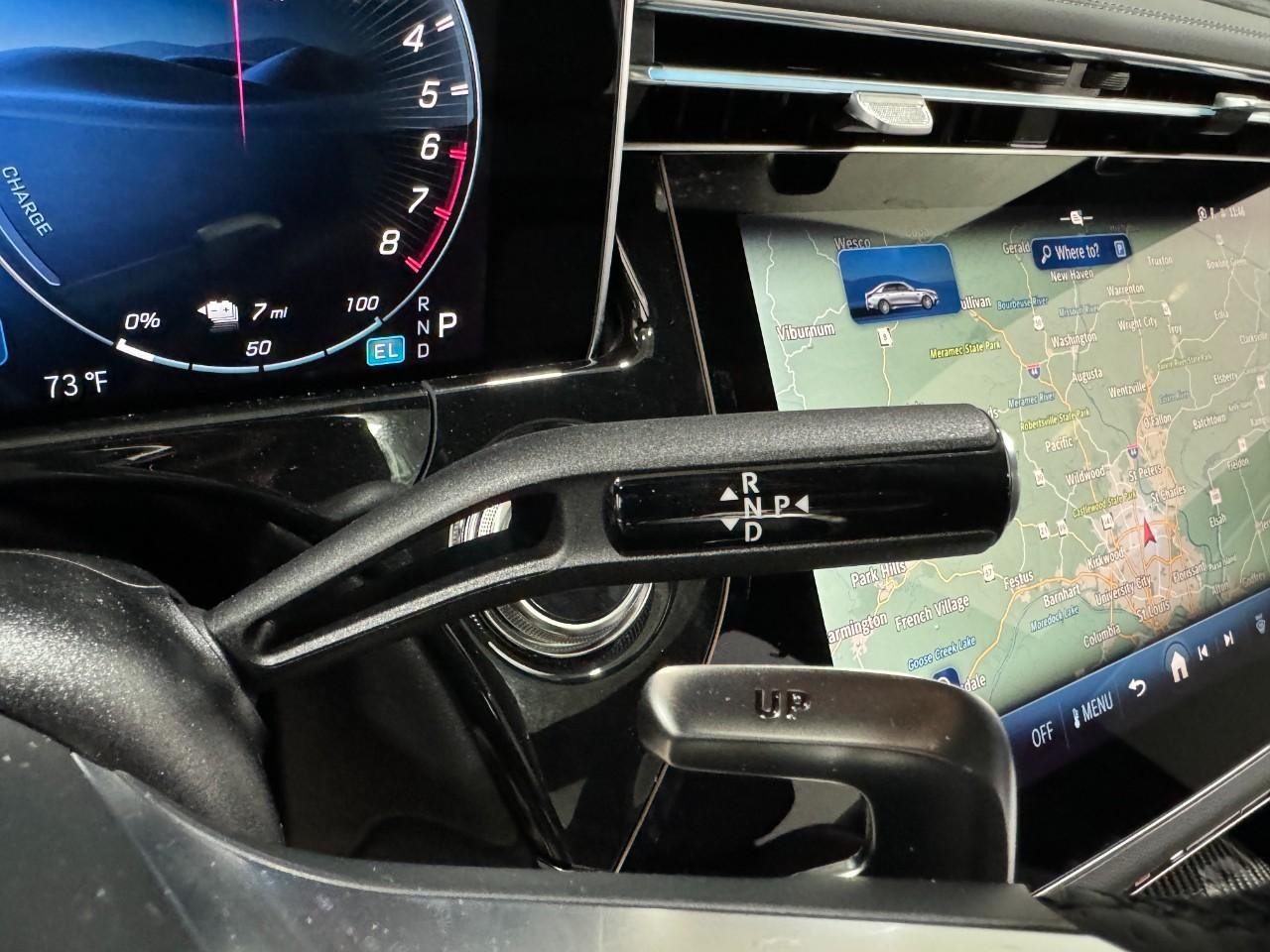 Mercedes-Benz E-Class Vehicle Full-screen Gallery Image 34