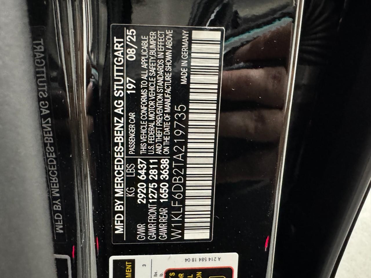 Mercedes-Benz E-Class Vehicle Full-screen Gallery Image 36