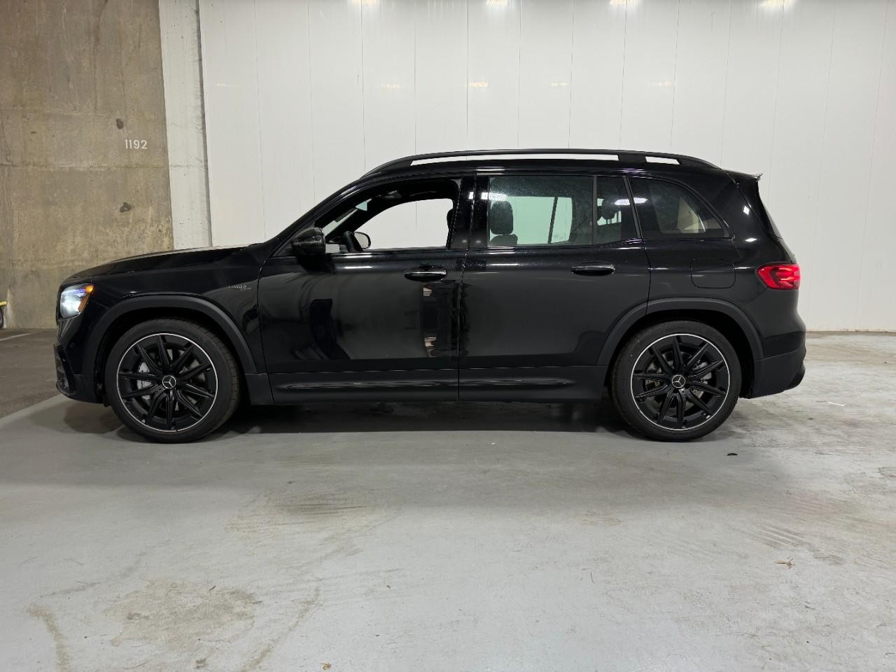 Mercedes-Benz GLB Vehicle Full-screen Gallery Image 2