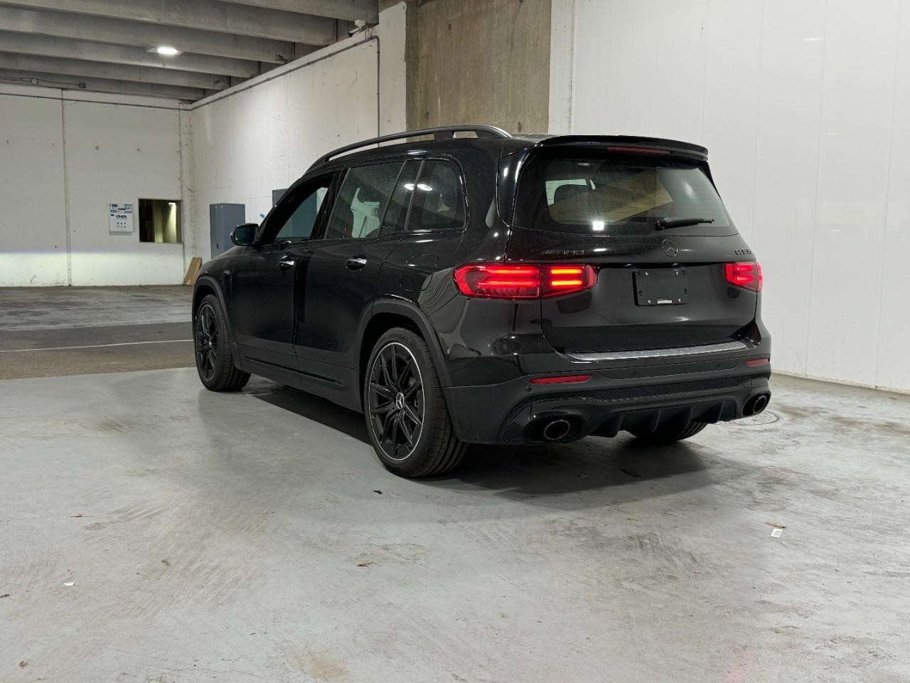 Mercedes-Benz GLB Vehicle Full-screen Gallery Image 3