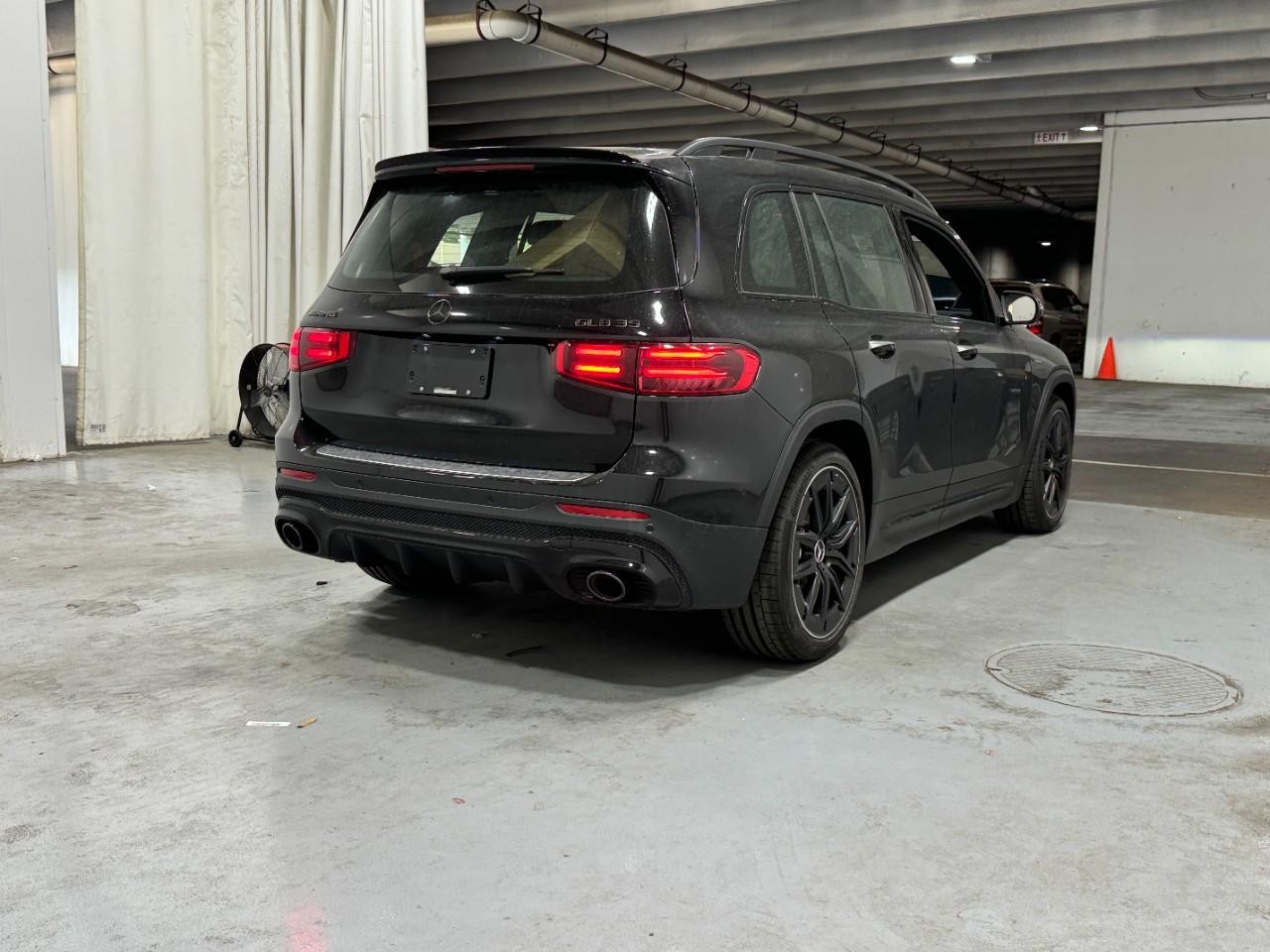 Mercedes-Benz GLB Vehicle Full-screen Gallery Image 4