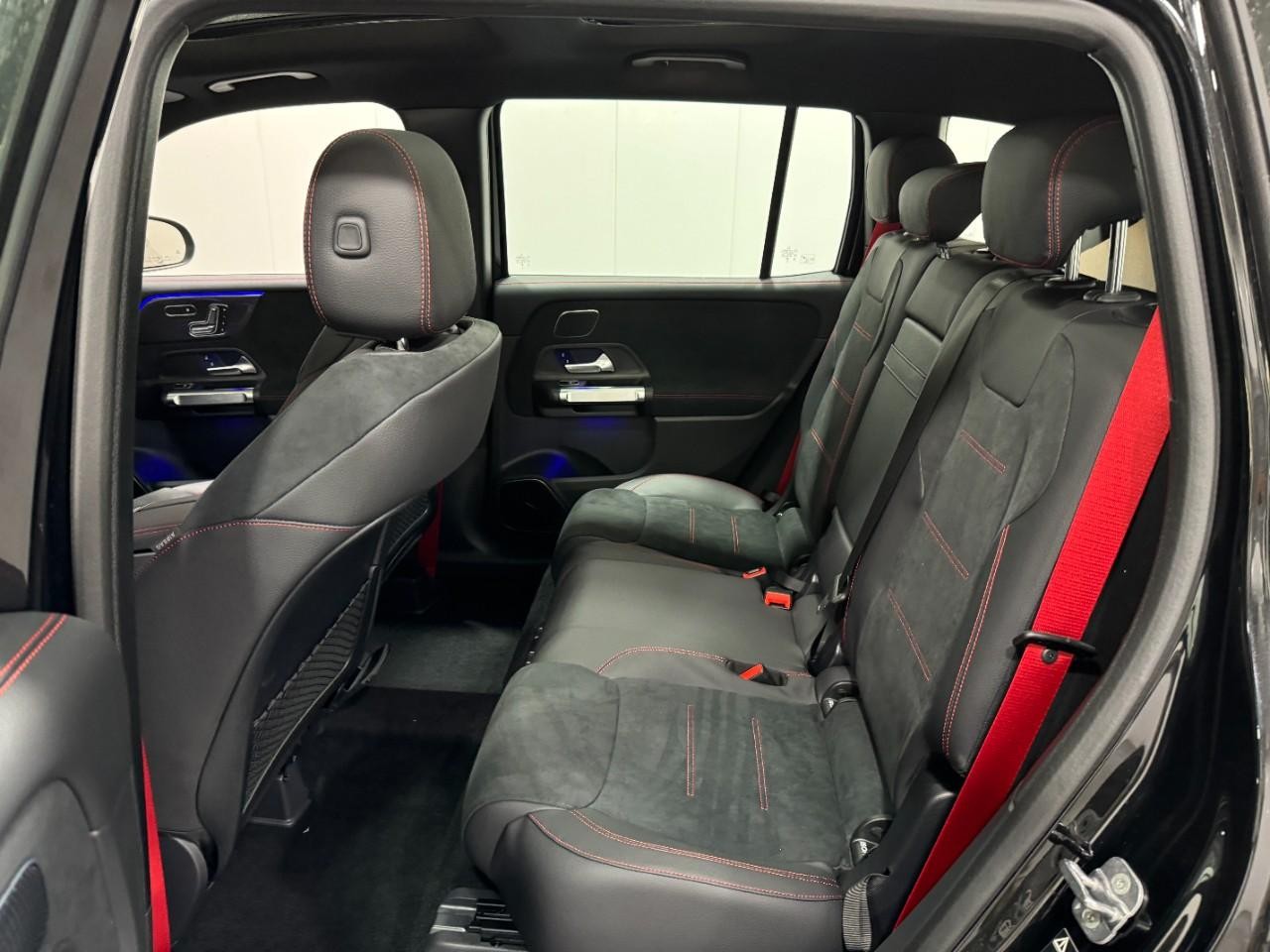 Mercedes-Benz GLB Vehicle Full-screen Gallery Image 8