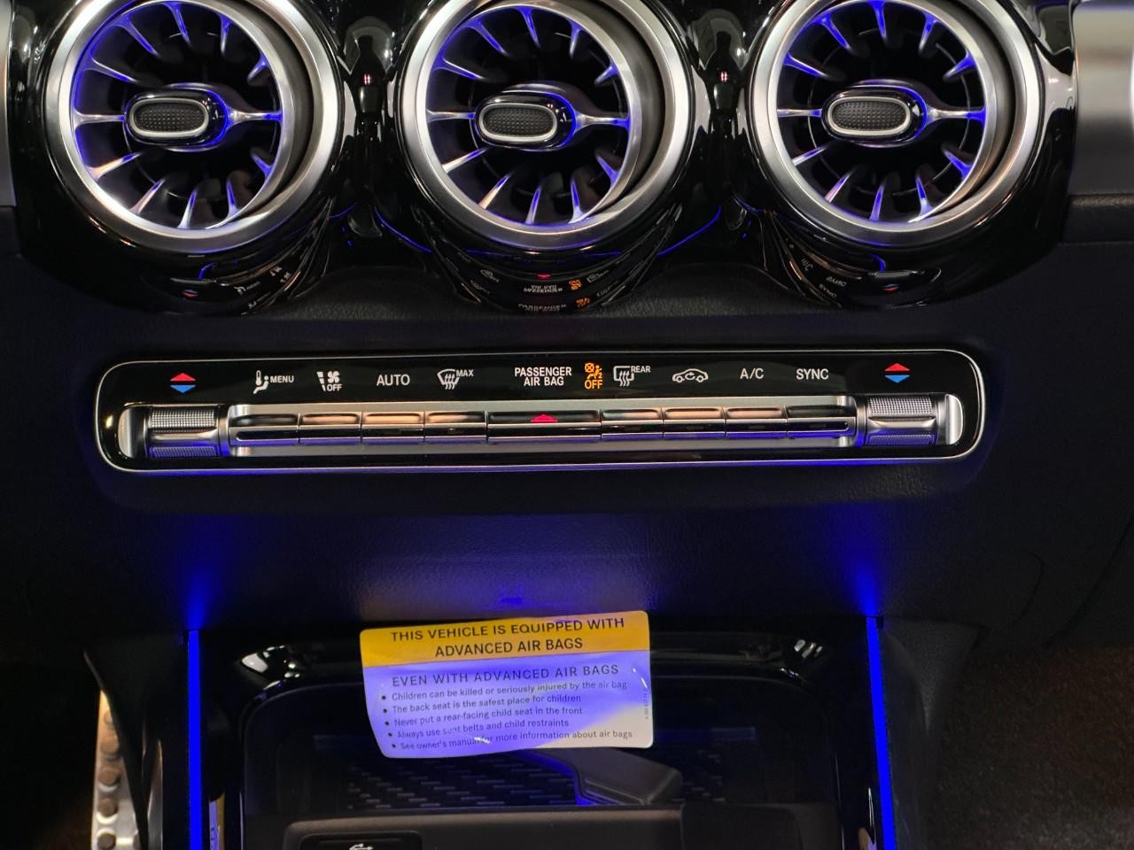 Mercedes-Benz GLB Vehicle Full-screen Gallery Image 15