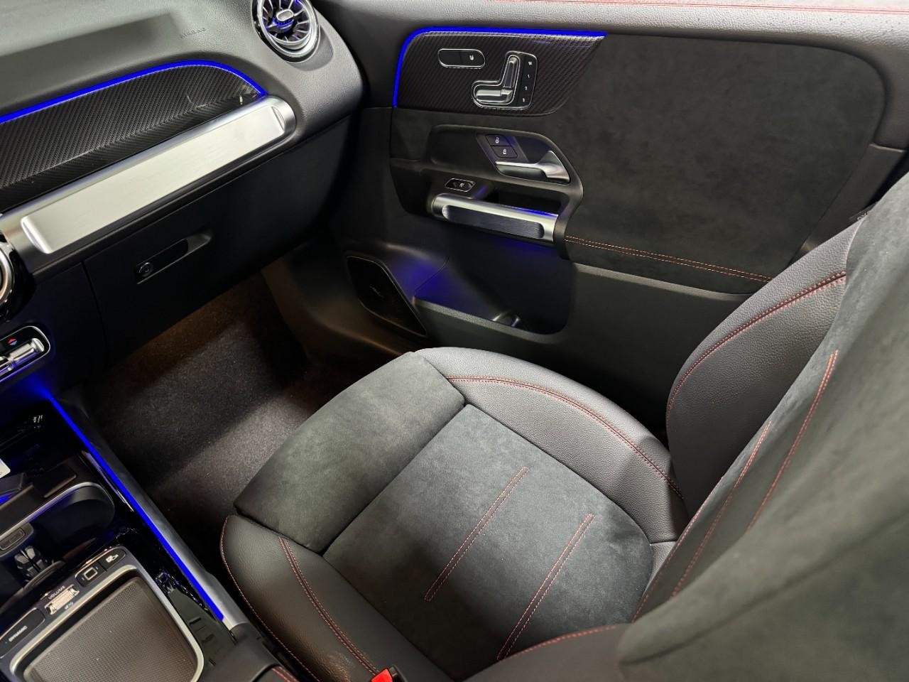 Mercedes-Benz GLB Vehicle Full-screen Gallery Image 17