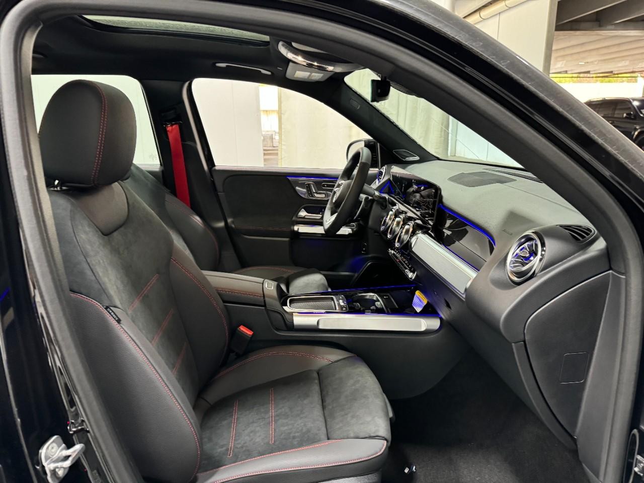 Mercedes-Benz GLB Vehicle Full-screen Gallery Image 18