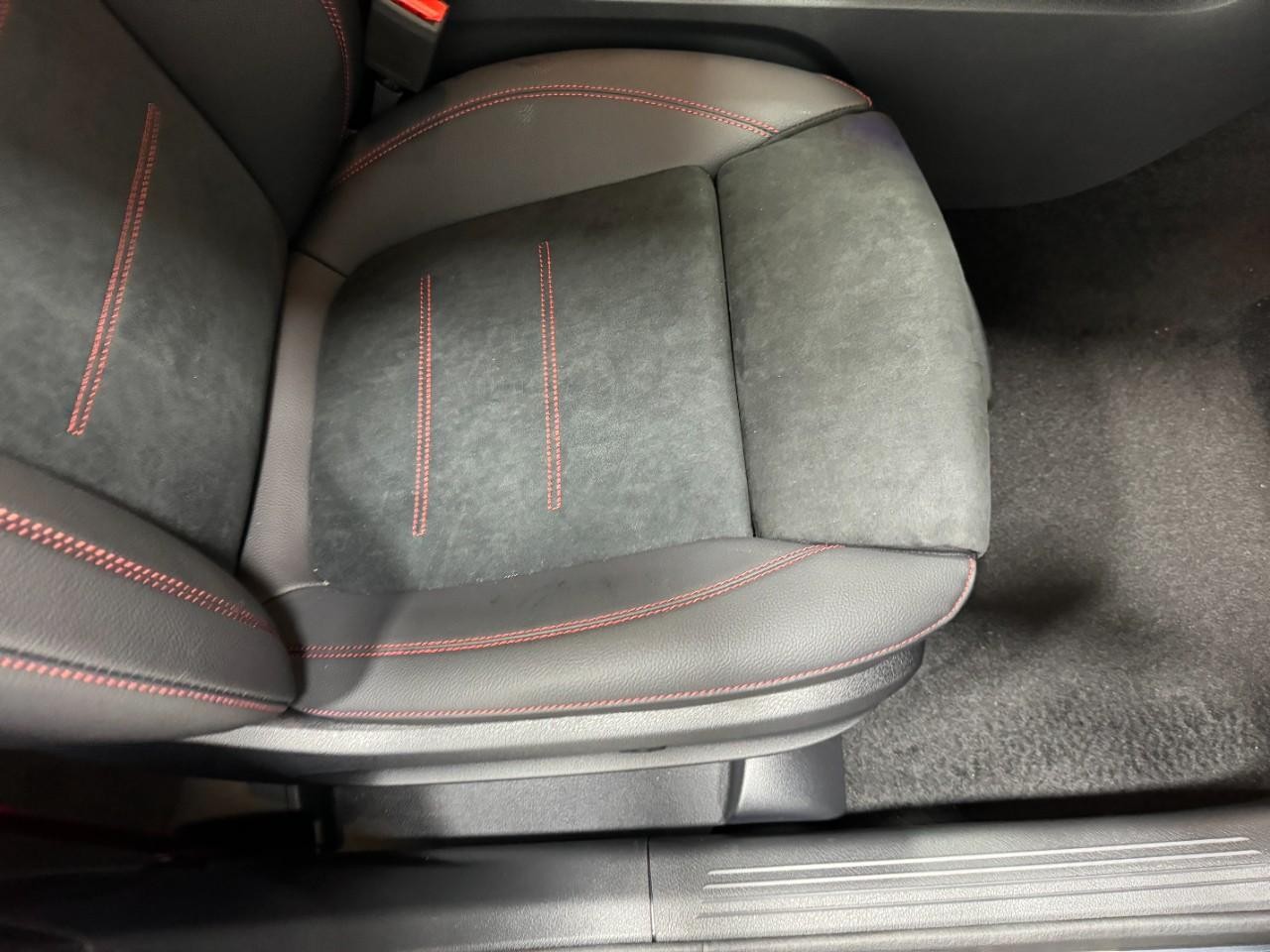 Mercedes-Benz GLB Vehicle Full-screen Gallery Image 19