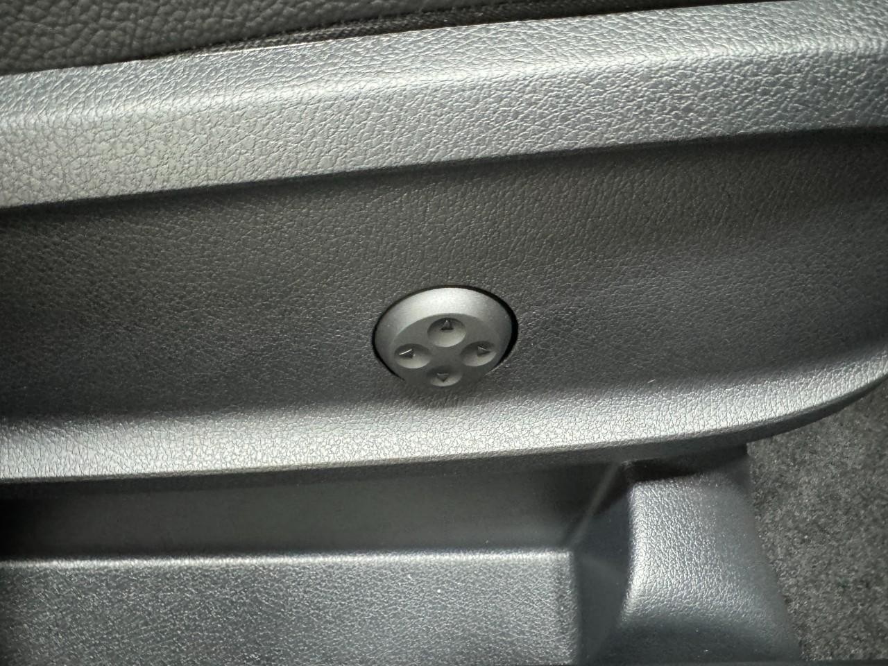 Mercedes-Benz GLB Vehicle Full-screen Gallery Image 20