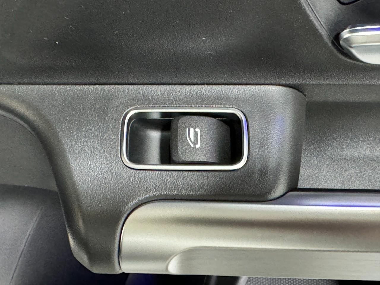 Mercedes-Benz GLB Vehicle Full-screen Gallery Image 23