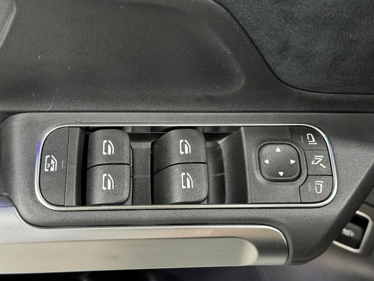 Mercedes-Benz GLB Vehicle Full-screen Gallery Image 26