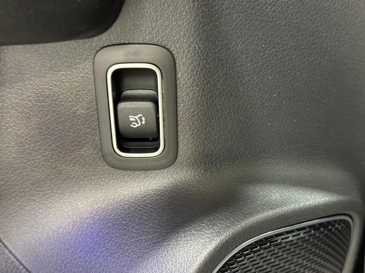 Mercedes-Benz GLB Vehicle Full-screen Gallery Image 27