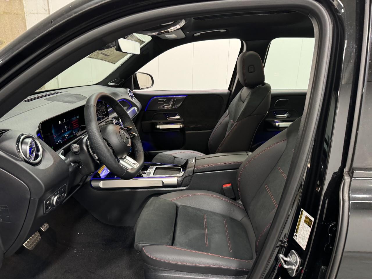 Mercedes-Benz GLB Vehicle Full-screen Gallery Image 28