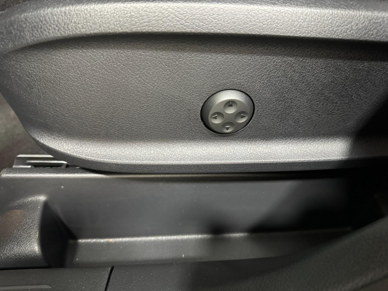 Mercedes-Benz GLB Vehicle Full-screen Gallery Image 30