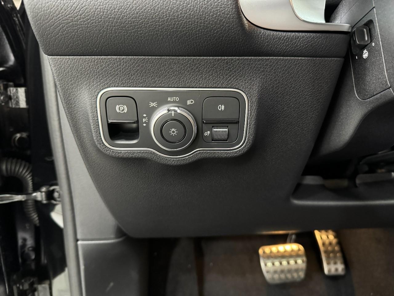 Mercedes-Benz GLB Vehicle Full-screen Gallery Image 31