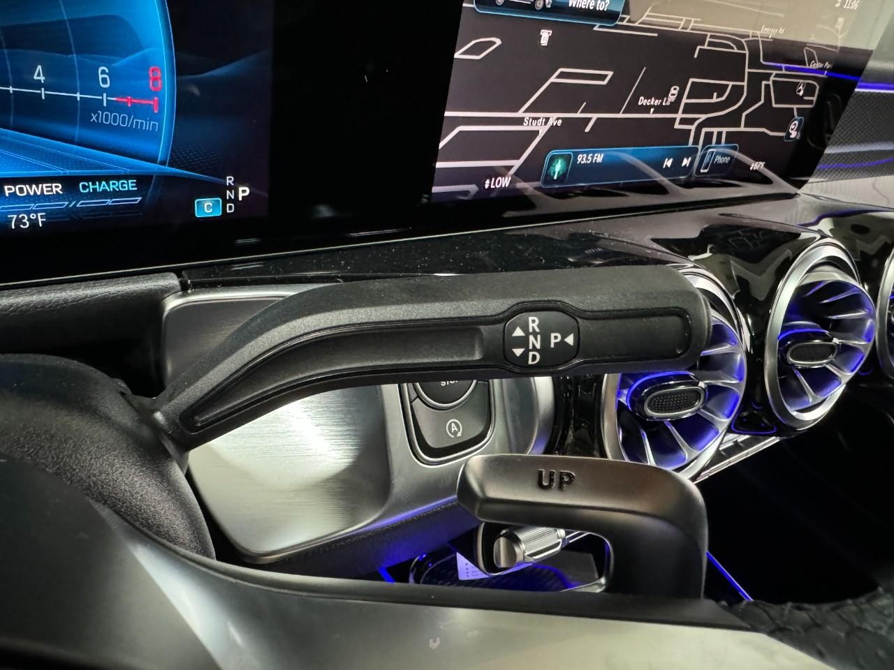 Mercedes-Benz GLB Vehicle Full-screen Gallery Image 35