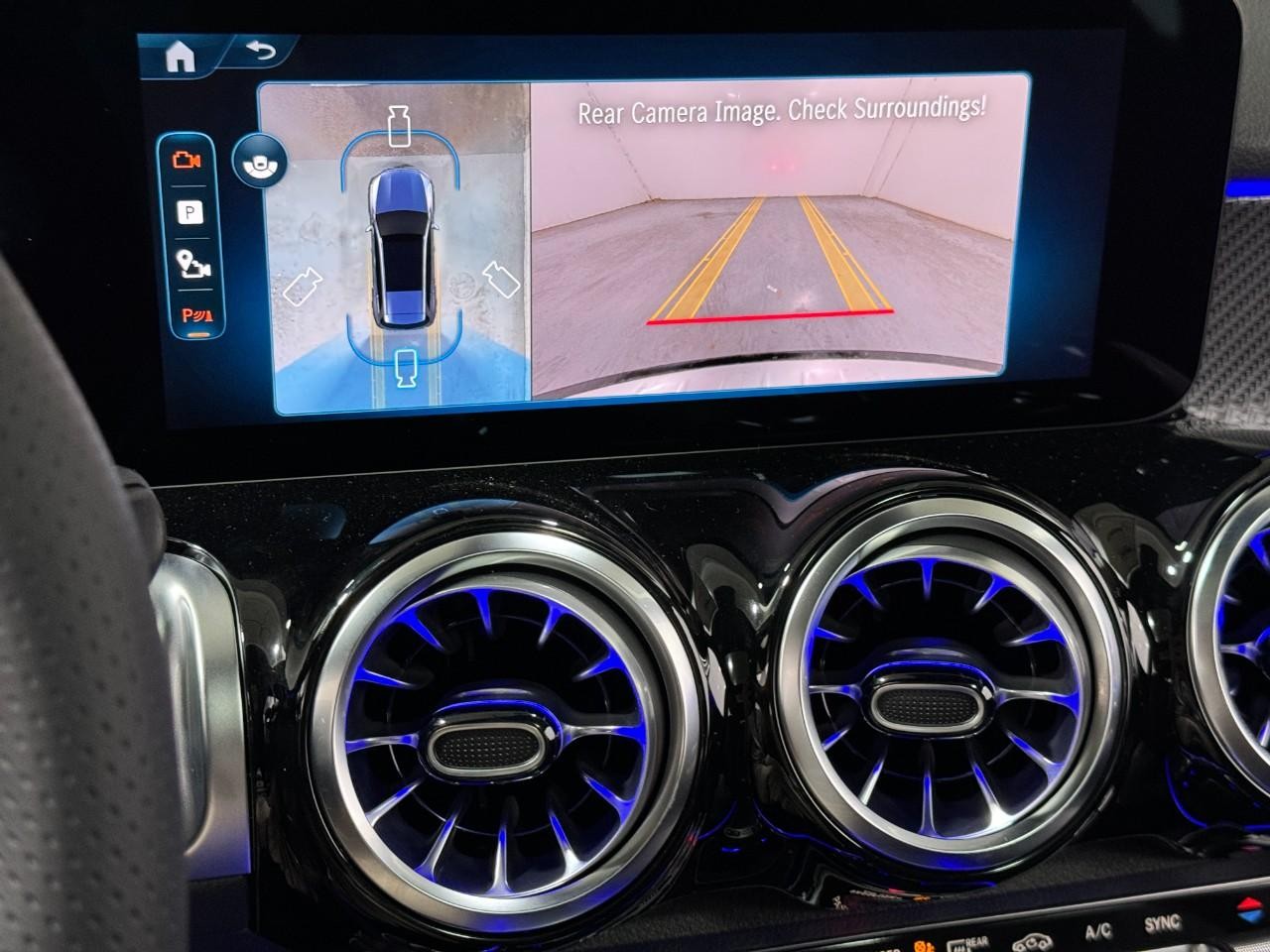 Mercedes-Benz GLB Vehicle Full-screen Gallery Image 36