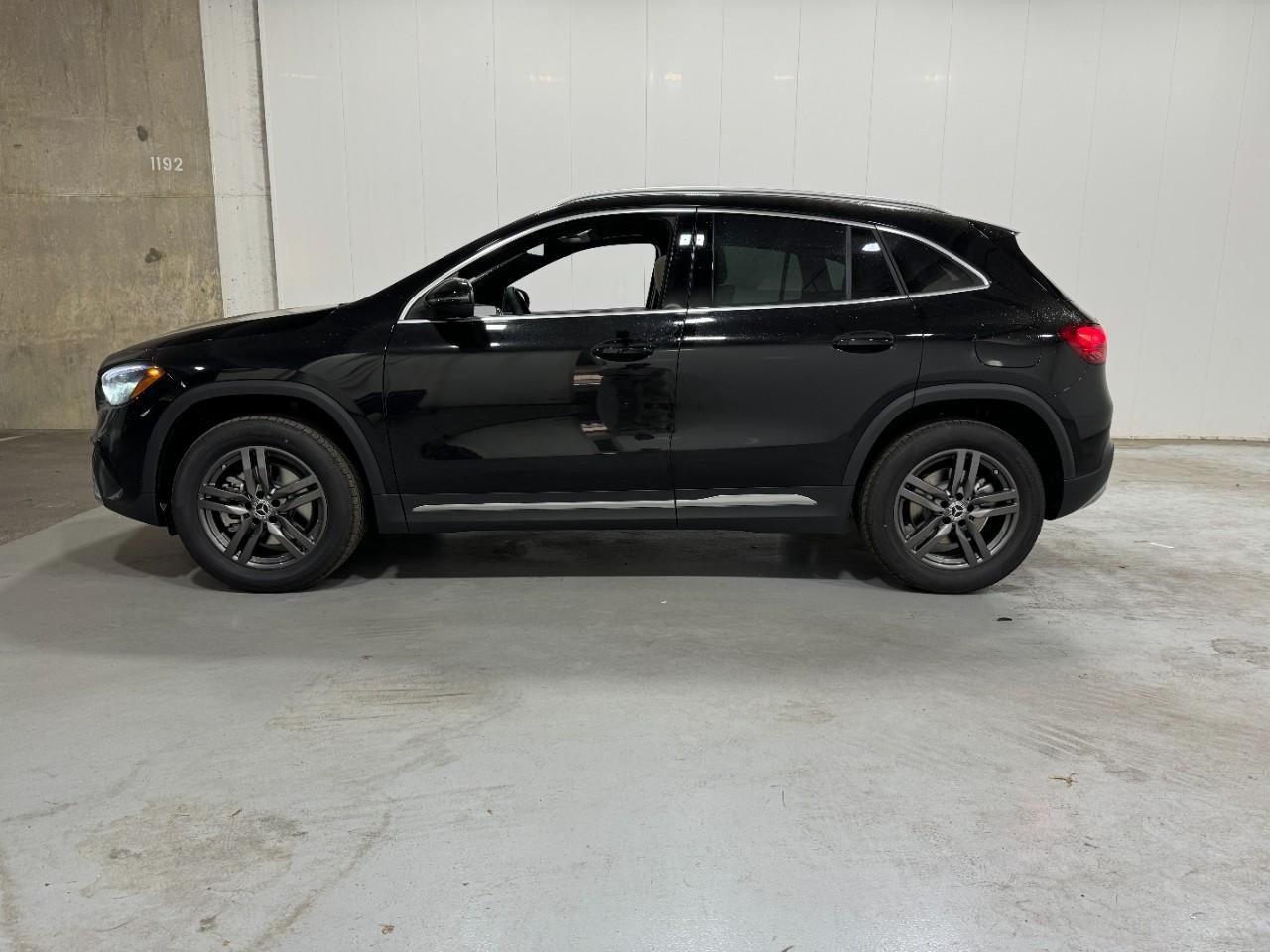 Mercedes-Benz GLA Vehicle Full-screen Gallery Image 2