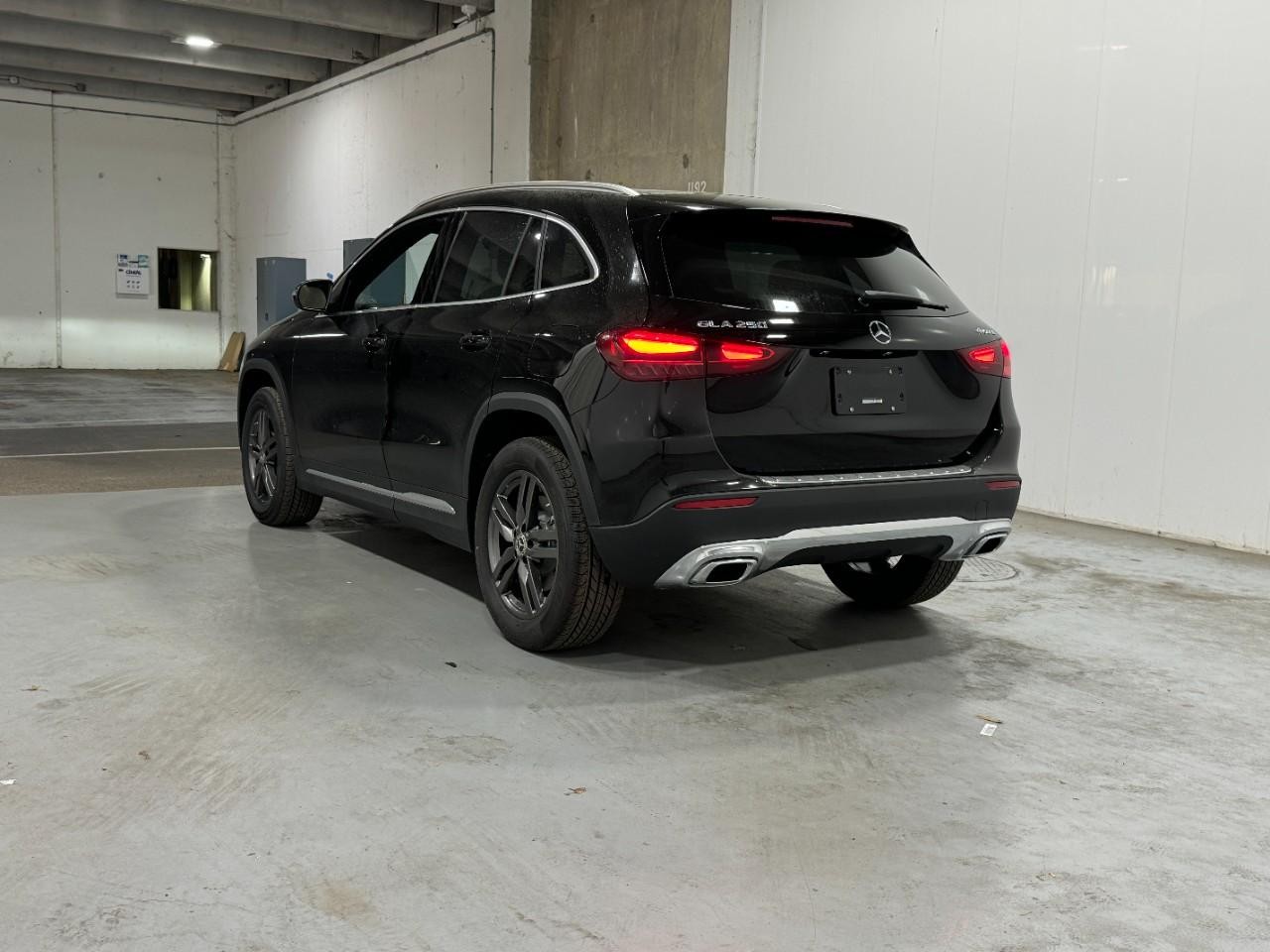 Mercedes-Benz GLA Vehicle Full-screen Gallery Image 3