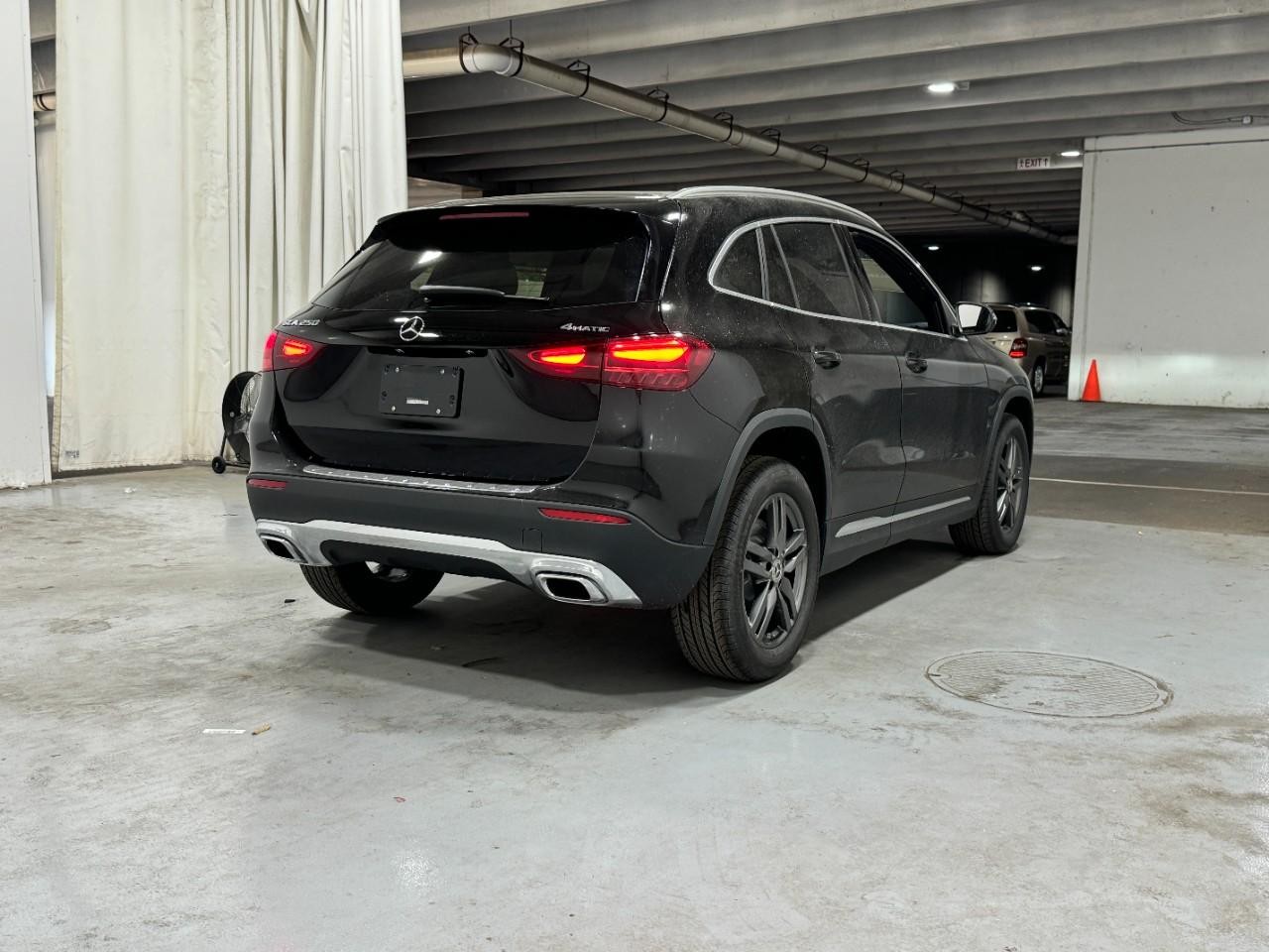 Mercedes-Benz GLA Vehicle Full-screen Gallery Image 4