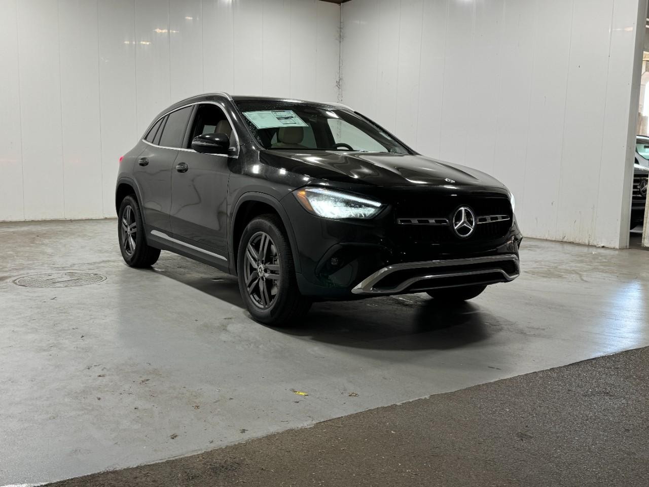 Mercedes-Benz GLA Vehicle Full-screen Gallery Image 6