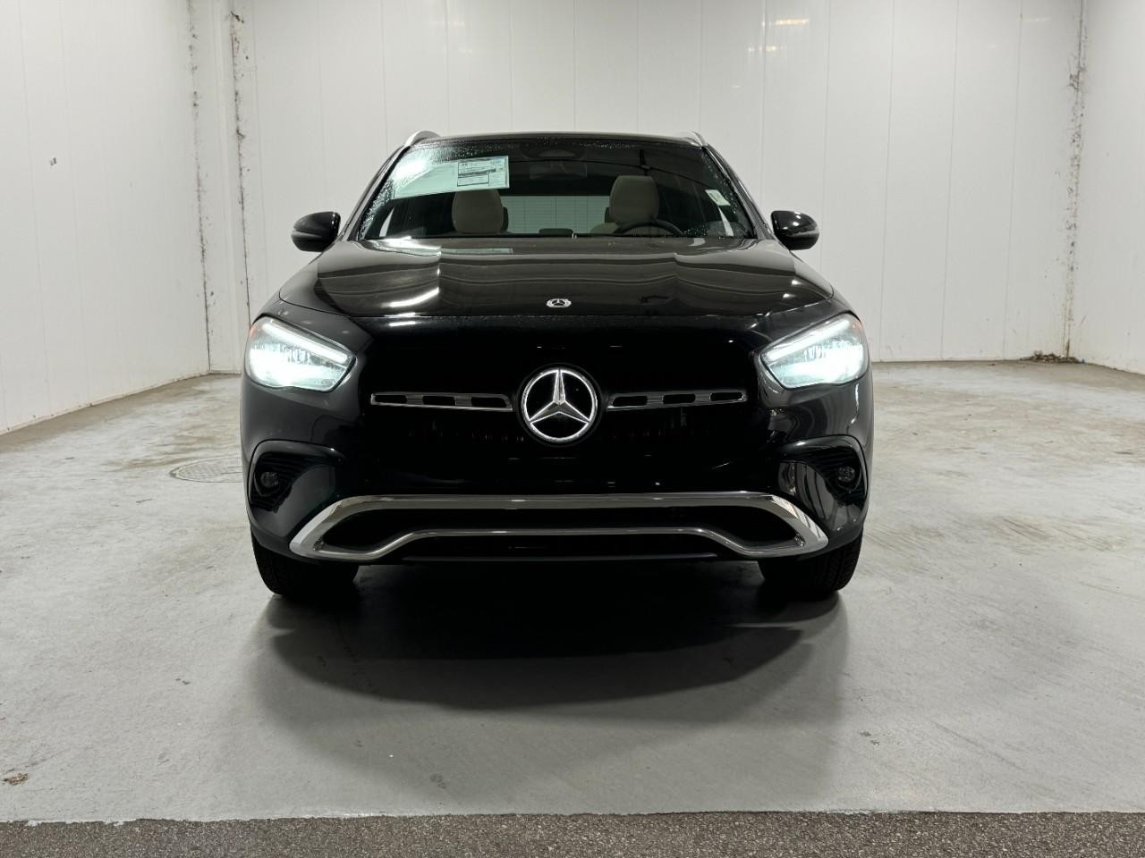 Mercedes-Benz GLA Vehicle Full-screen Gallery Image 7