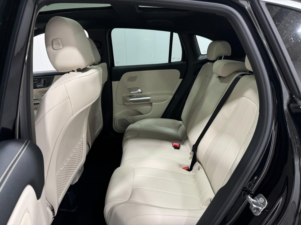 Mercedes-Benz GLA Vehicle Full-screen Gallery Image 8