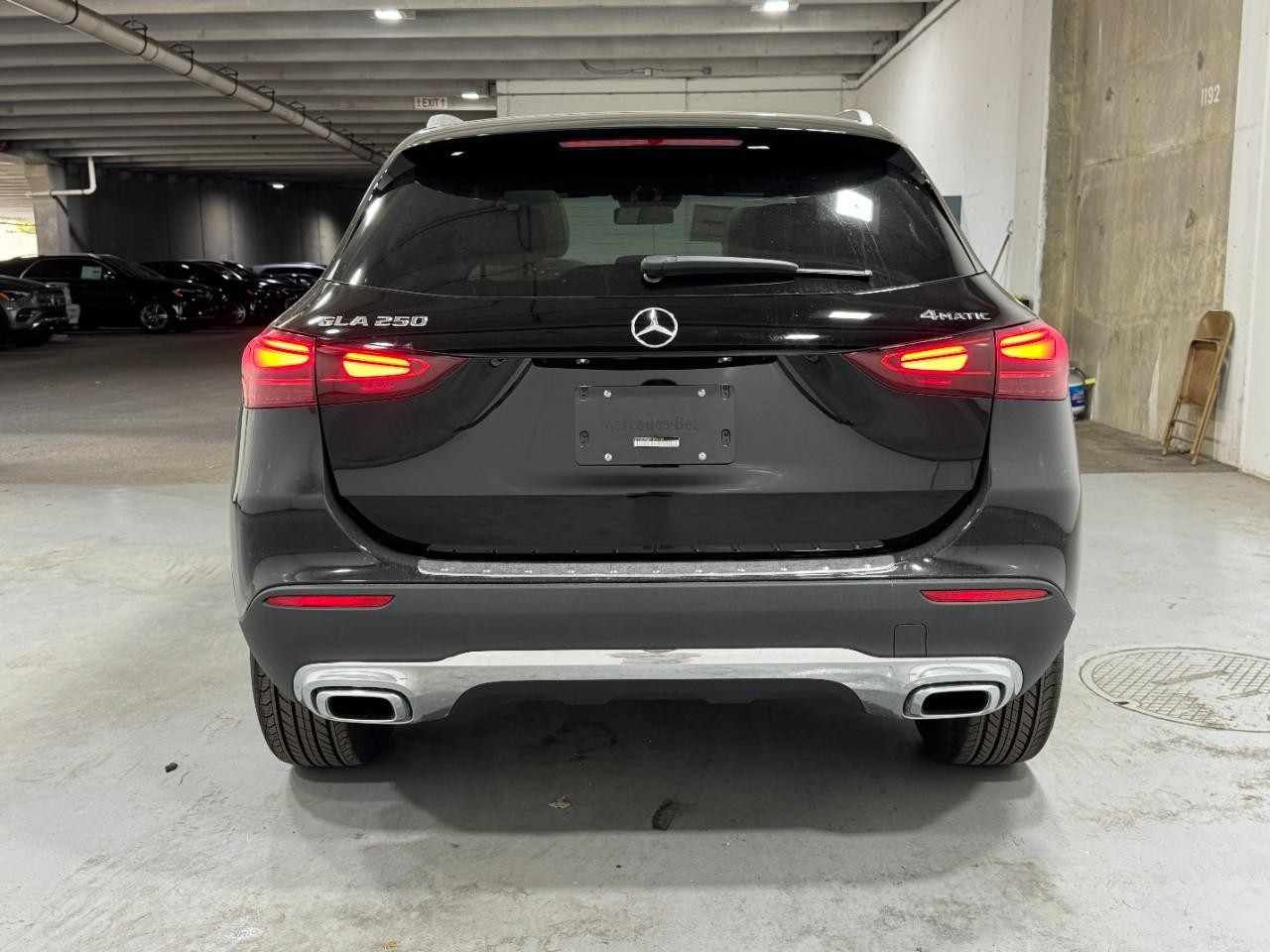 Mercedes-Benz GLA Vehicle Full-screen Gallery Image 9