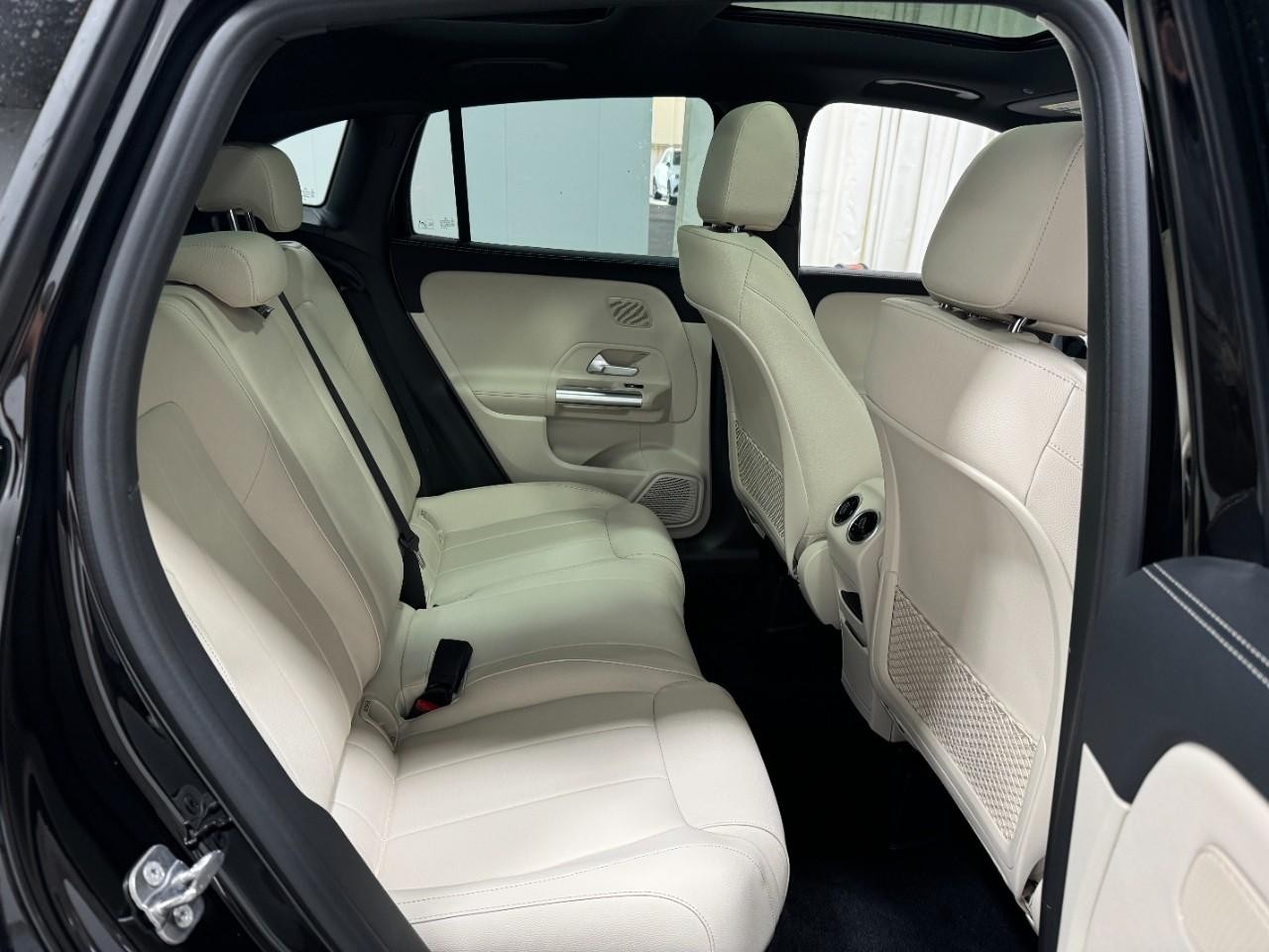 Mercedes-Benz GLA Vehicle Full-screen Gallery Image 10