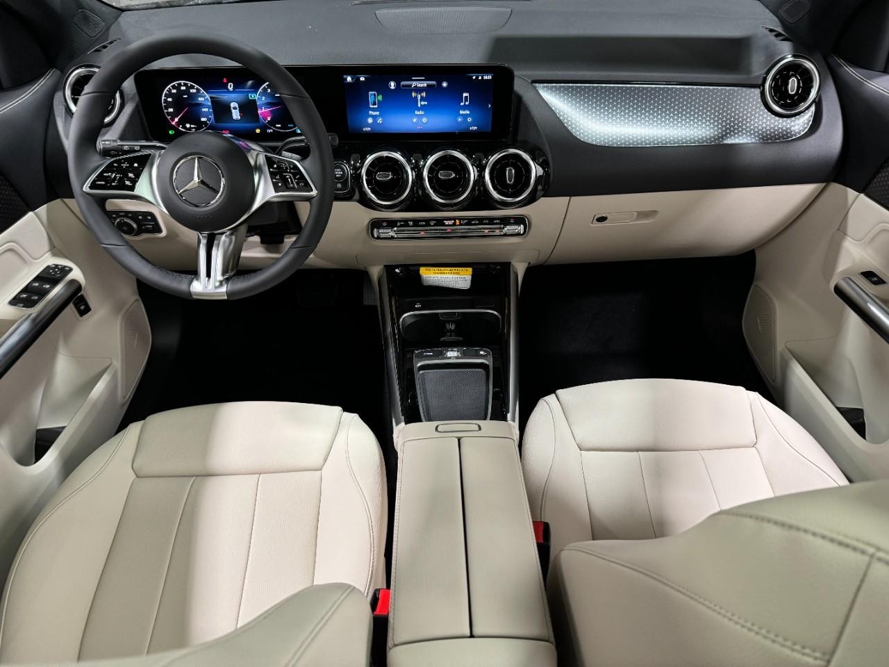 Mercedes-Benz GLA Vehicle Full-screen Gallery Image 12