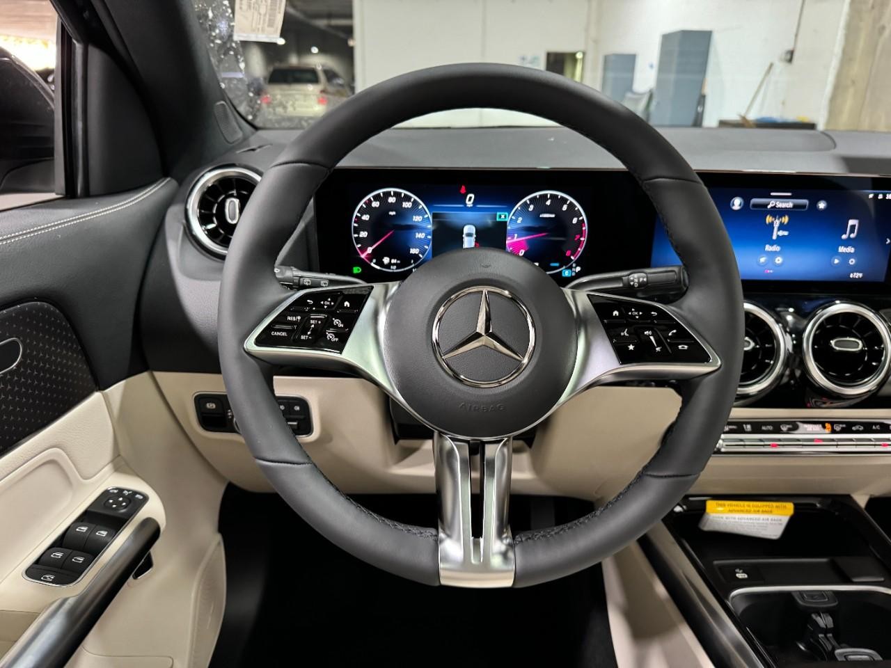 Mercedes-Benz GLA Vehicle Full-screen Gallery Image 13