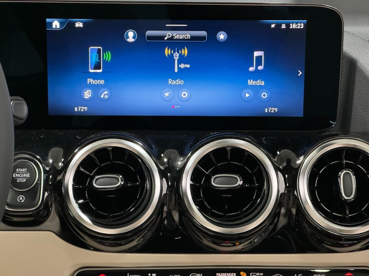 Mercedes-Benz GLA Vehicle Full-screen Gallery Image 14