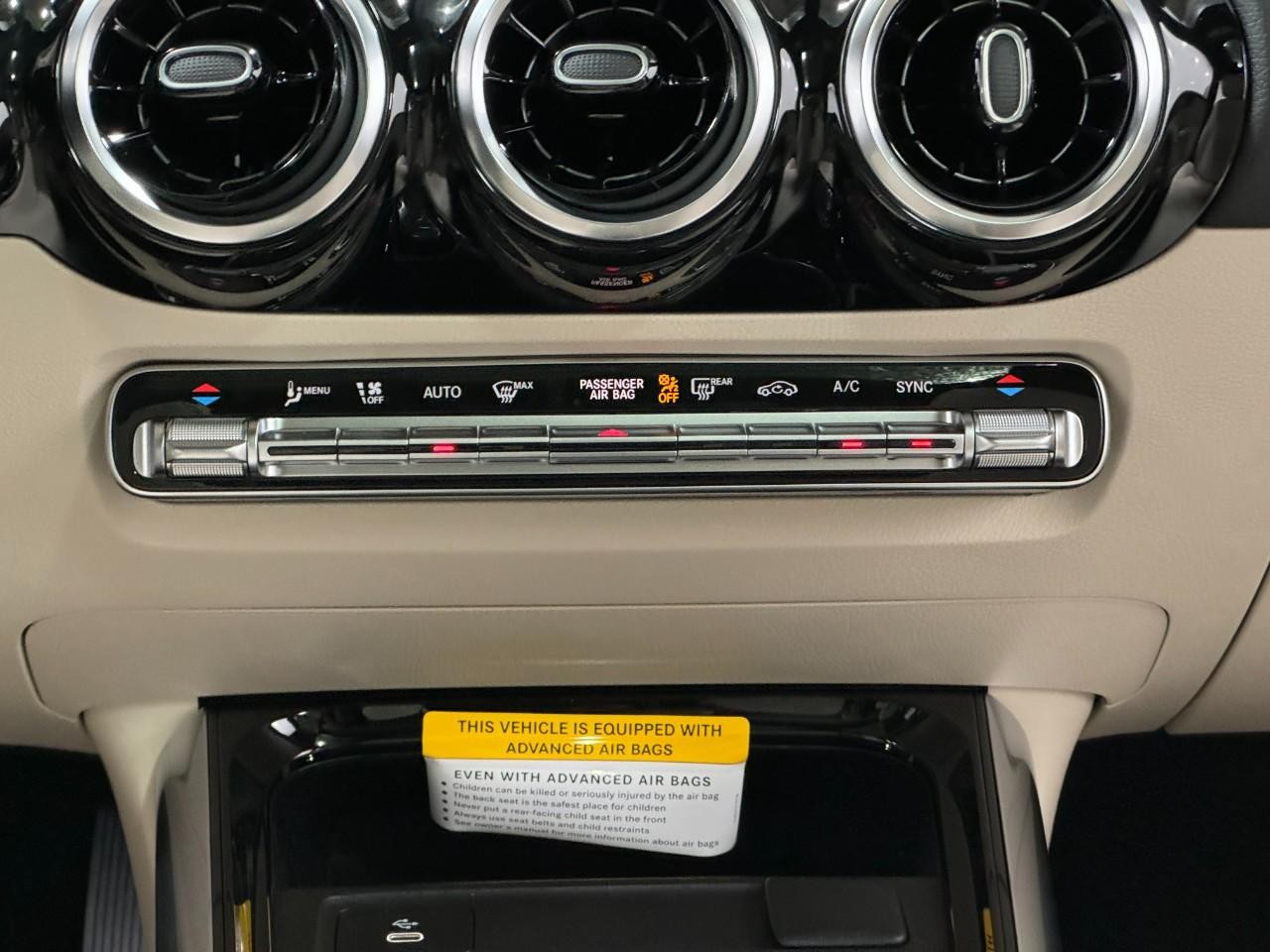 Mercedes-Benz GLA Vehicle Full-screen Gallery Image 15