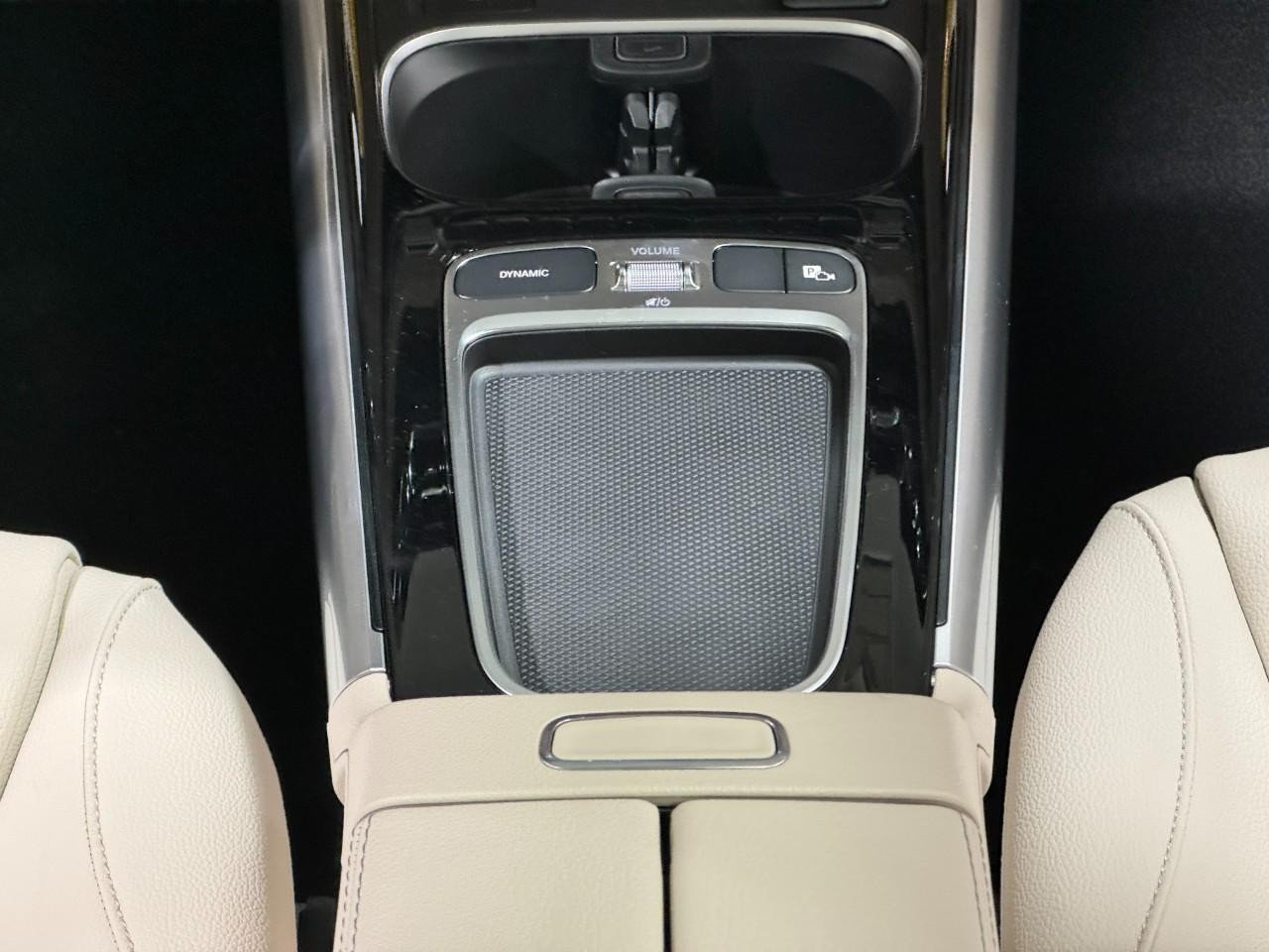 Mercedes-Benz GLA Vehicle Full-screen Gallery Image 16