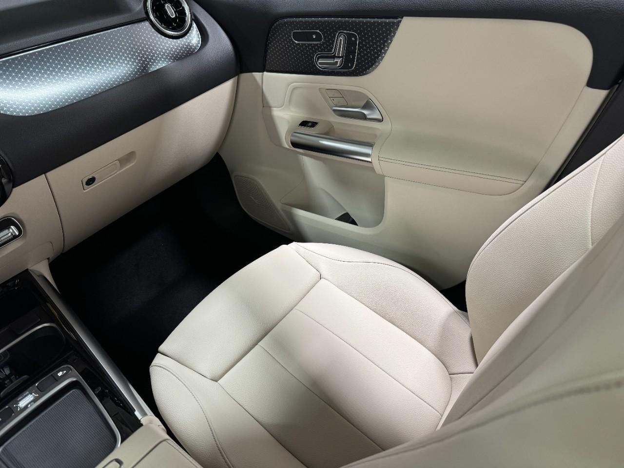 Mercedes-Benz GLA Vehicle Full-screen Gallery Image 17