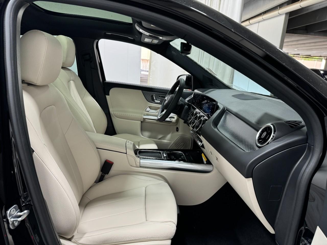 Mercedes-Benz GLA Vehicle Full-screen Gallery Image 18