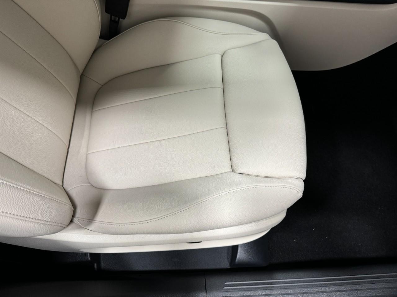 Mercedes-Benz GLA Vehicle Full-screen Gallery Image 19