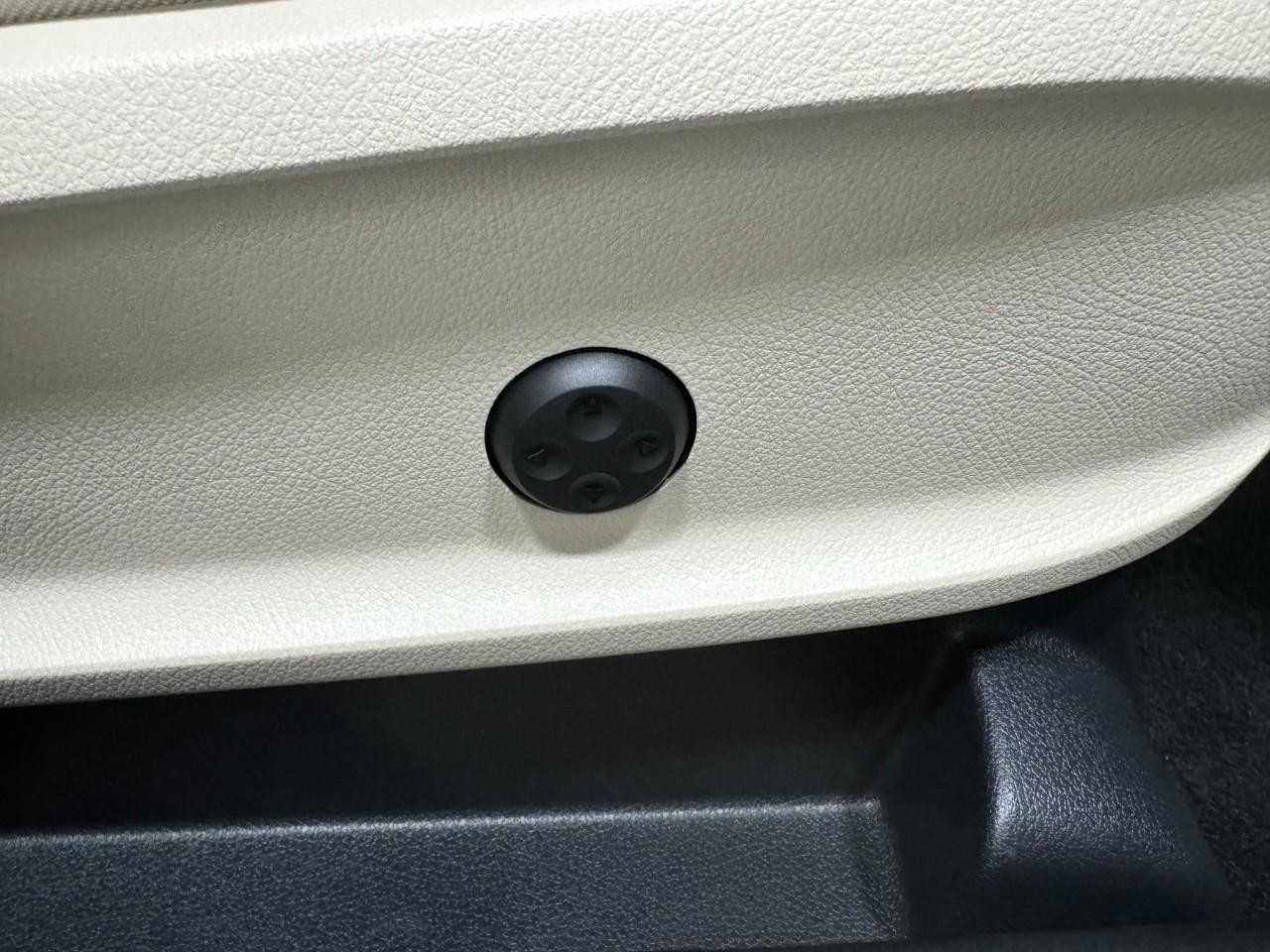 Mercedes-Benz GLA Vehicle Full-screen Gallery Image 20