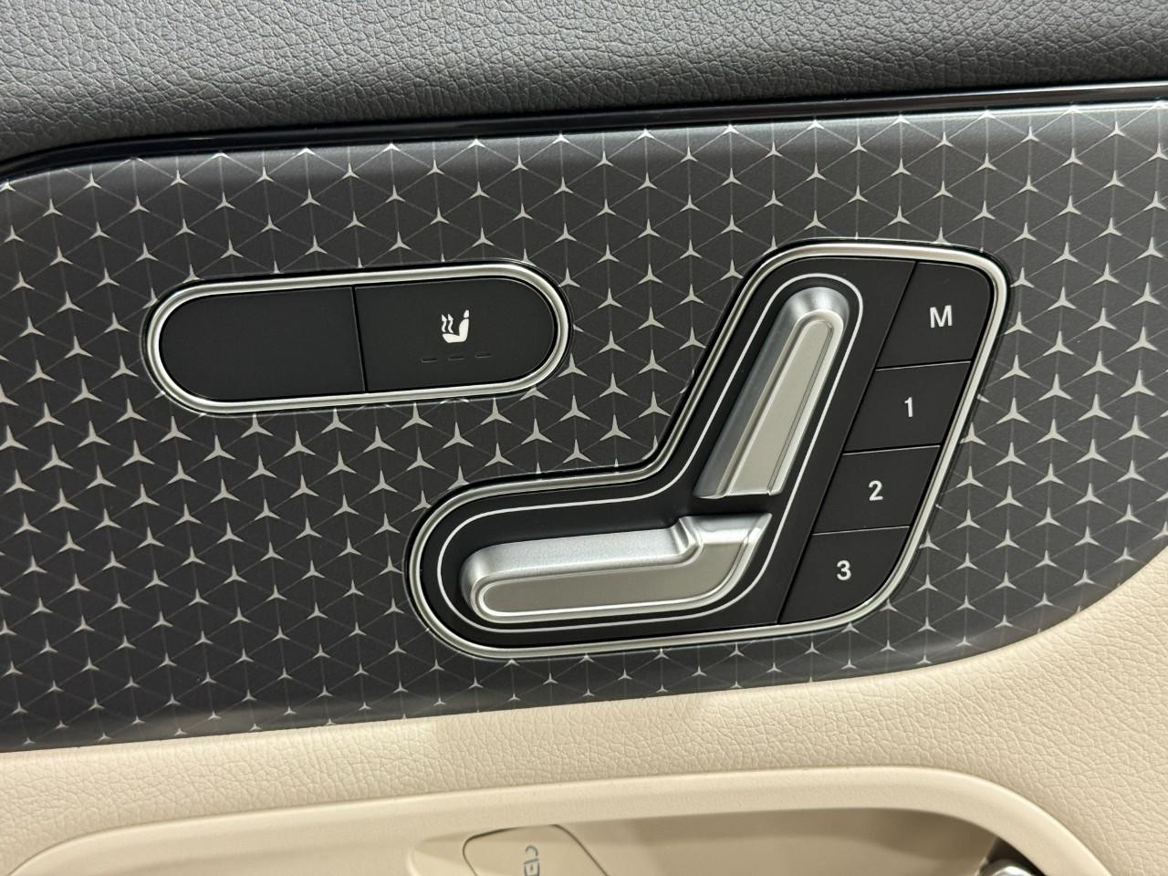 Mercedes-Benz GLA Vehicle Full-screen Gallery Image 21