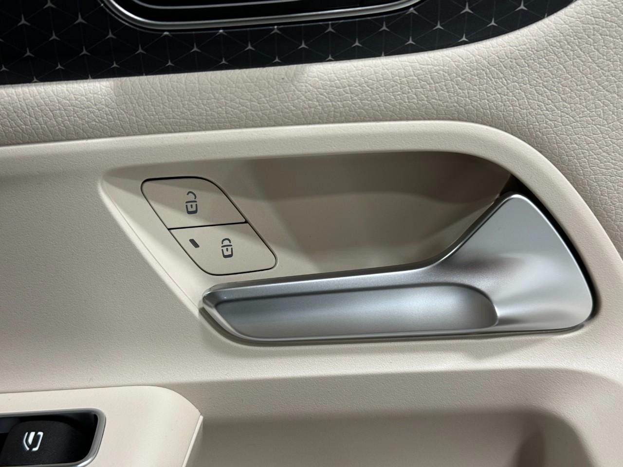 Mercedes-Benz GLA Vehicle Full-screen Gallery Image 22