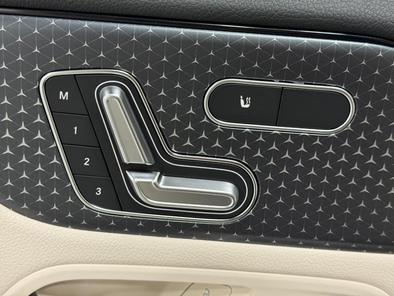 Mercedes-Benz GLA Vehicle Full-screen Gallery Image 24