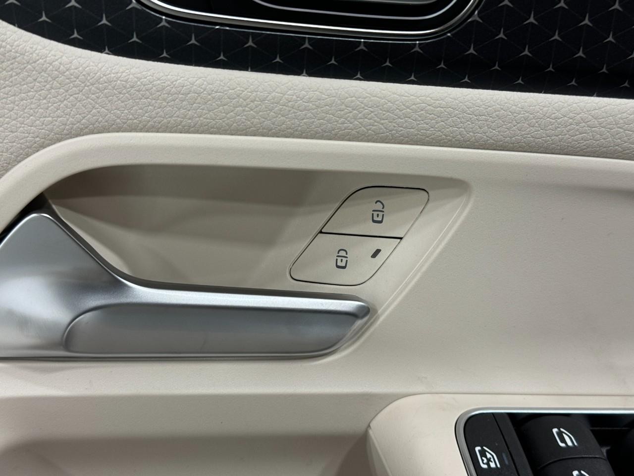 Mercedes-Benz GLA Vehicle Full-screen Gallery Image 25