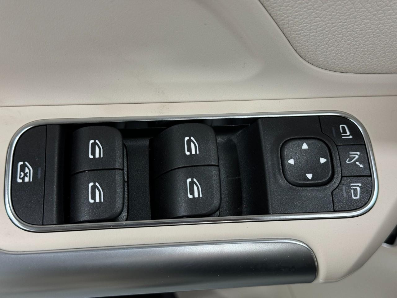 Mercedes-Benz GLA Vehicle Full-screen Gallery Image 26