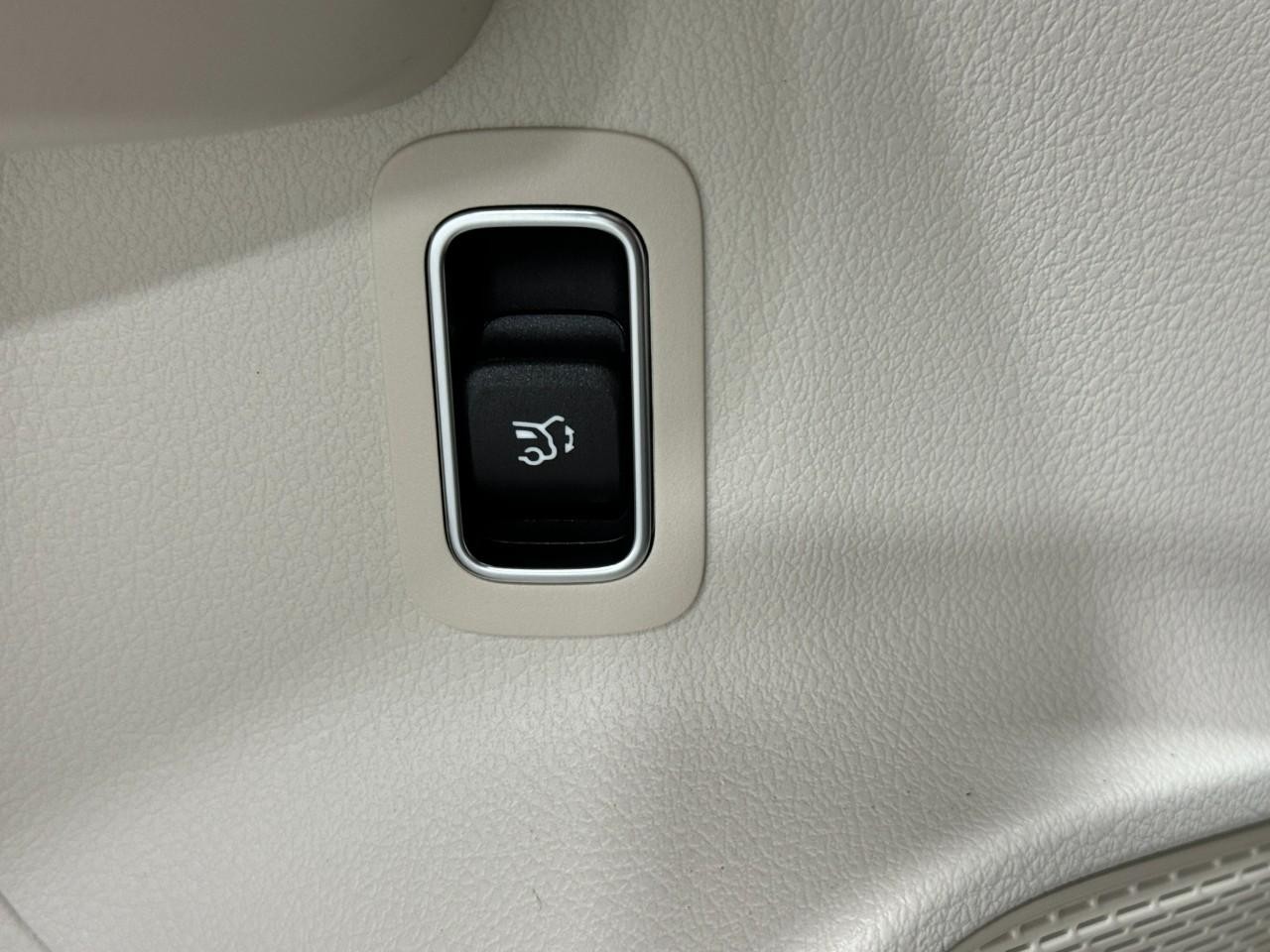 Mercedes-Benz GLA Vehicle Full-screen Gallery Image 27