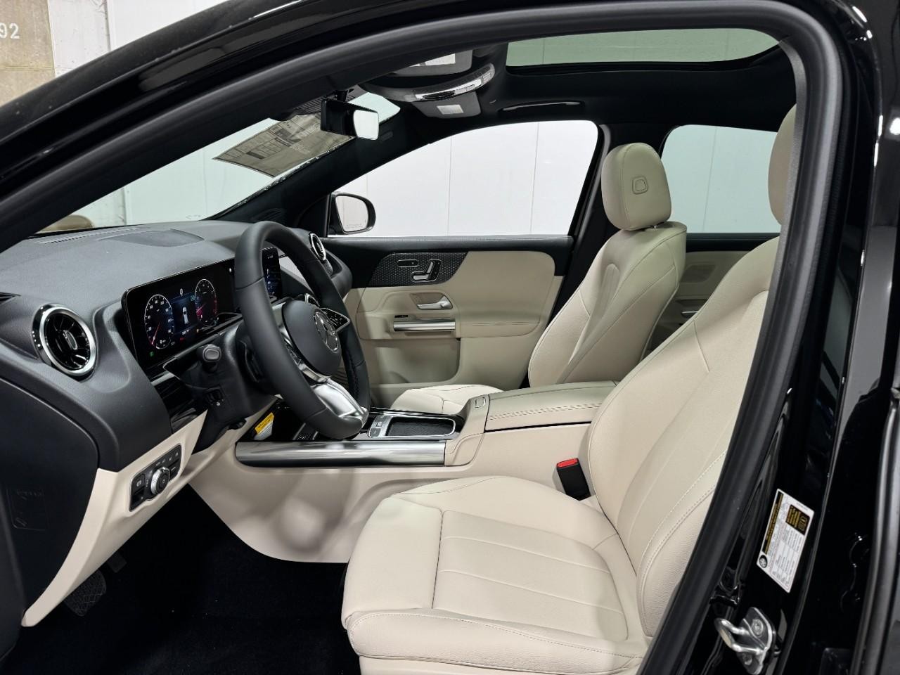 Mercedes-Benz GLA Vehicle Full-screen Gallery Image 28